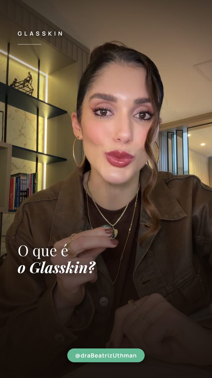 Dra. Beatriz Uthman falando para a câmera, com o texto: O que é o Glasskin?