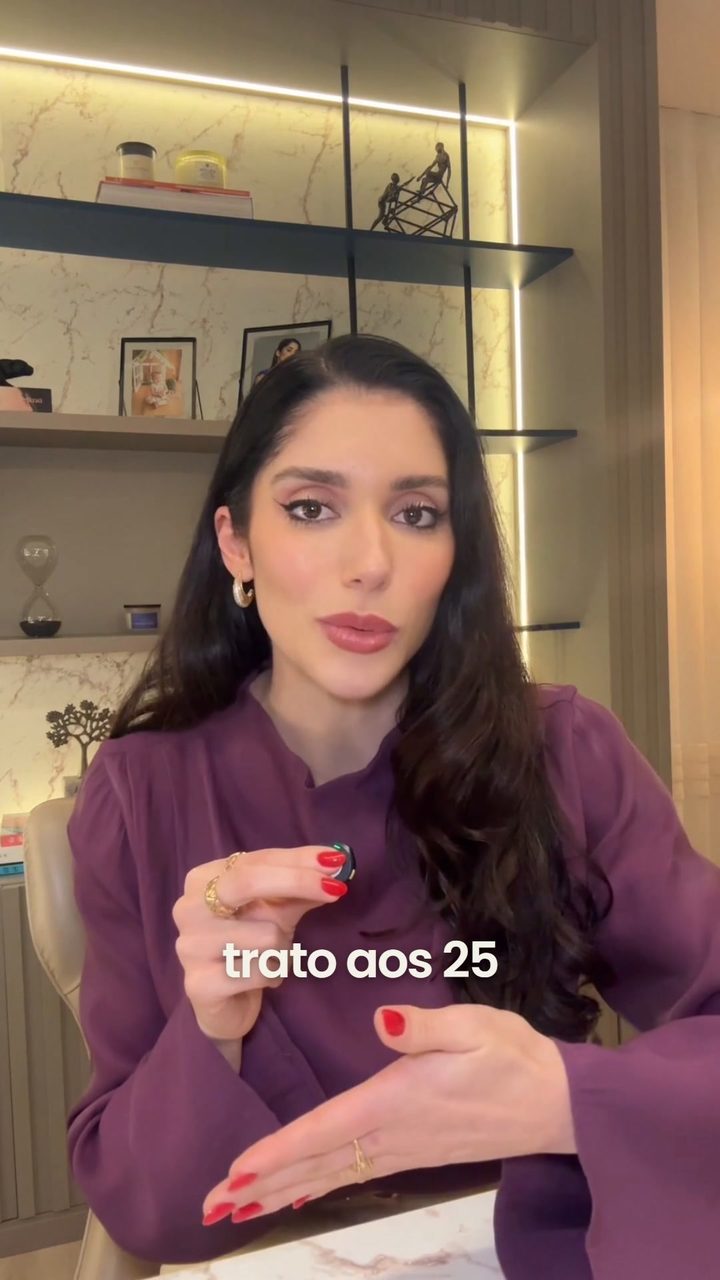 Dra. Beatriz explicando no vídeo por que não trata a pele na transição como trata aos 25