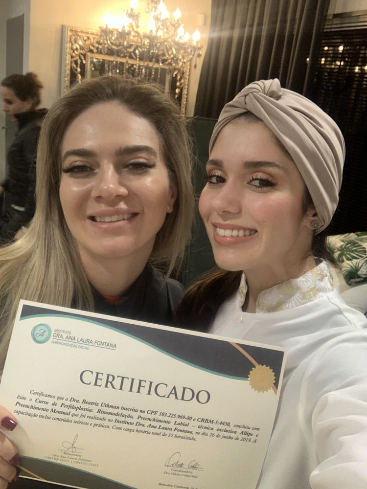 Dra. Beatriz com o certificado de um curso de atualização