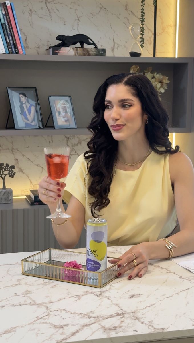 Dra. Beatriz com um drink na recepção do consultório