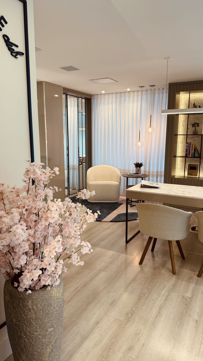 Entrada do consultório, com flores e poltronas