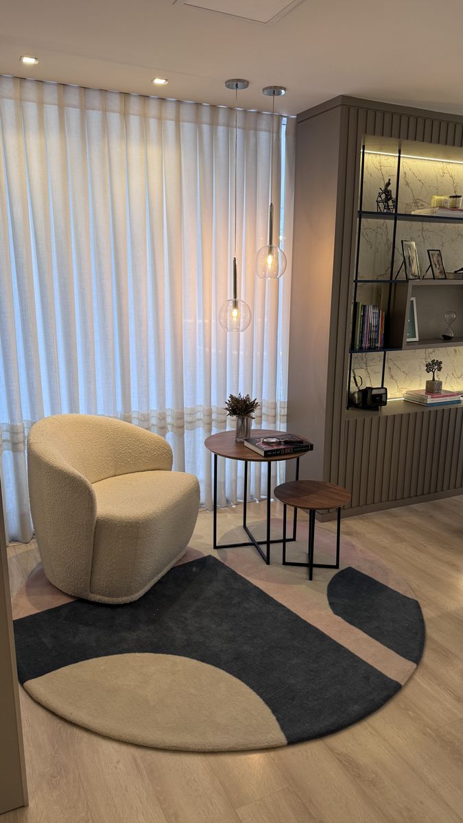 Sala de espera com tapete e luminárias
