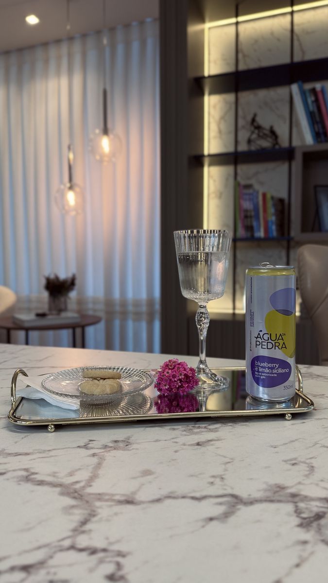 Mesa da recepção com drink e flores
