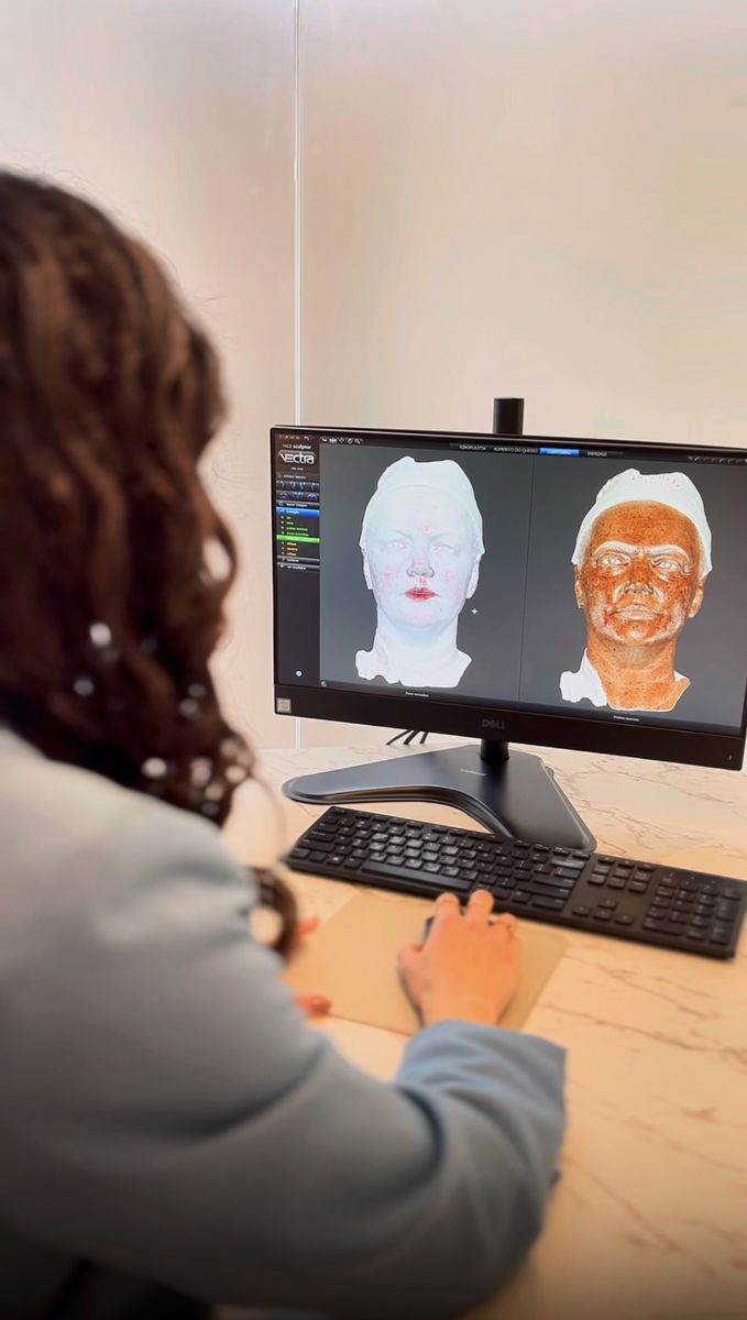 Dra. Beatriz analisando a imagem 3D do rosto de uma paciente no Vectra