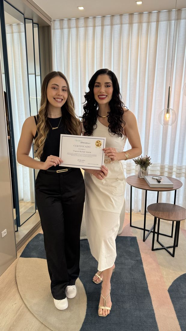 Dra. Beatriz com aluna de um curso VIP, segurando o certificado