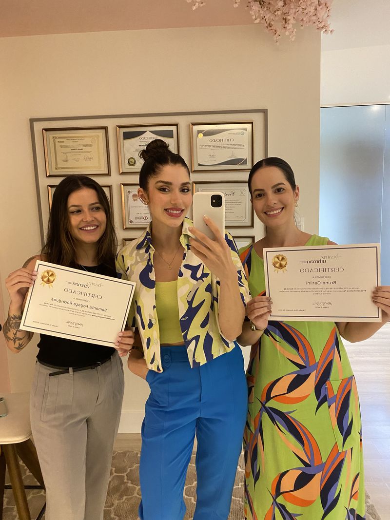 Dra. Beatriz com alunas de um curso VIP, segurando o certificado