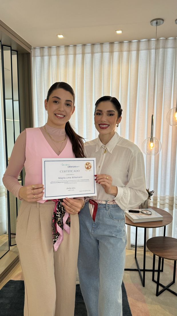 Dra. Beatriz com aluna de um curso VIP, segurando o certificado