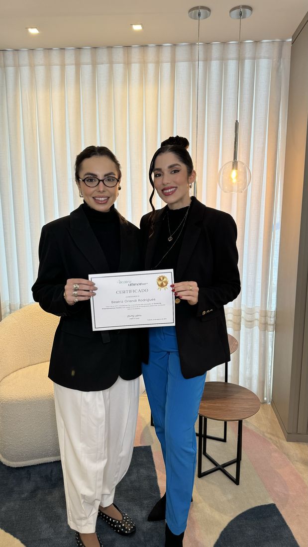 Dra. Beatriz com aluna de um curso VIP, segurando o certificado