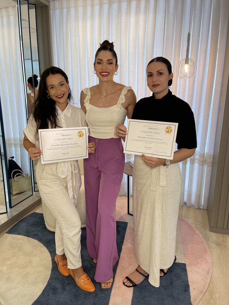 Dra. Beatriz com alunas de um curso VIP, segurando o certificado
