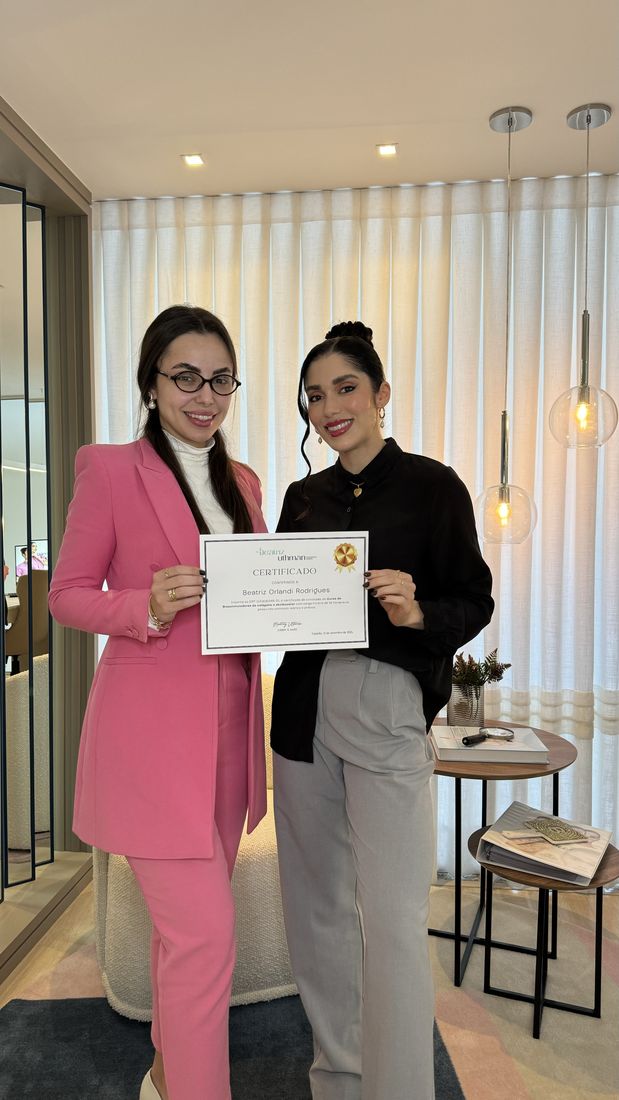 Dra. Beatriz com aluna de um curso VIP, segurando o certificado