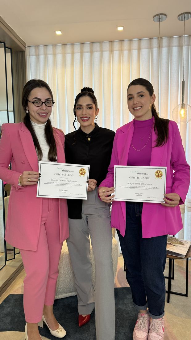 Dra. Beatriz com alunas de um curso VIP, segurando o certificado
