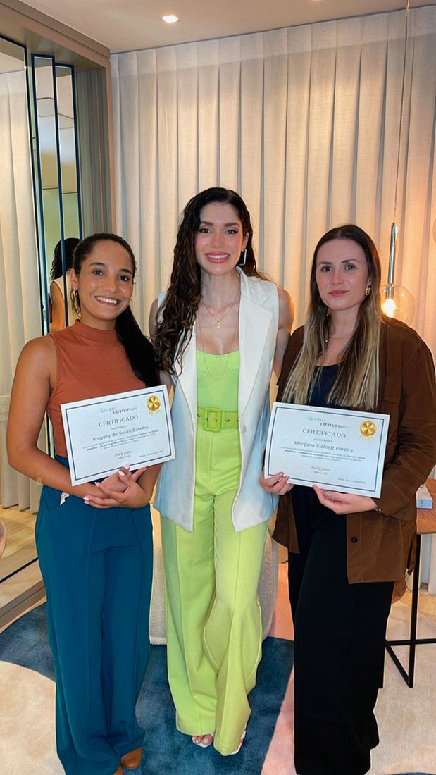 Dra. Beatriz com alunas de um curso VIP, segurando o certificado