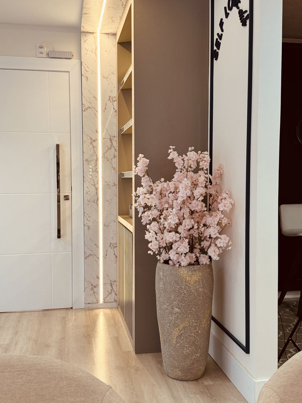 Corredor do consultório com arranjo de flores