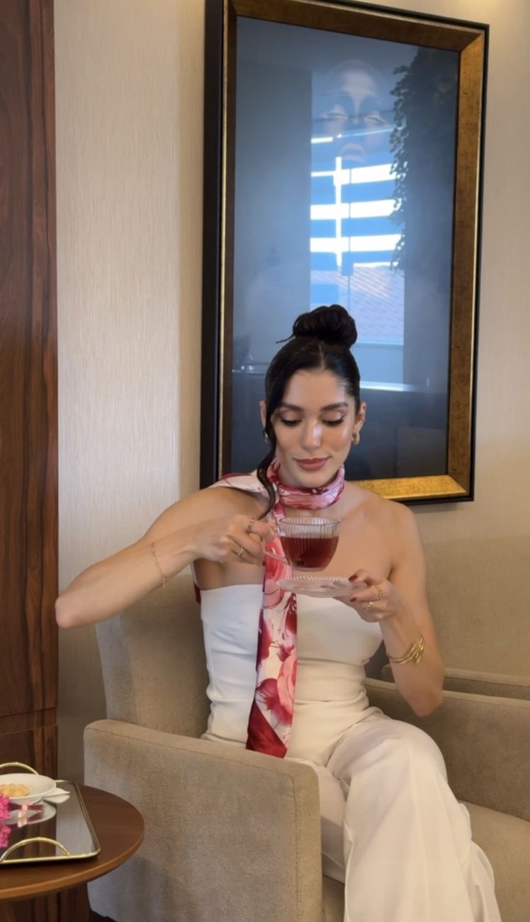 Dra. Beatriz tomando chá na poltrona do consultório