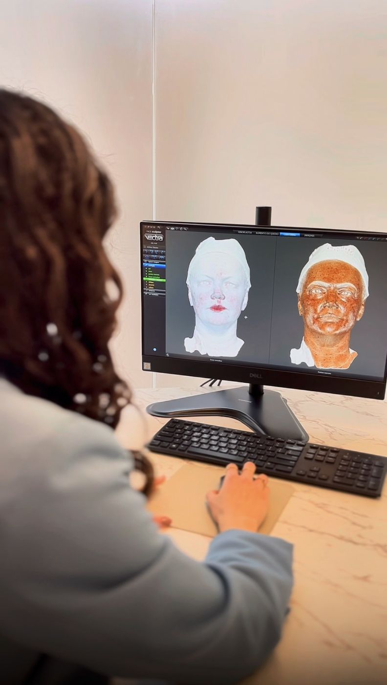 Dra. Beatriz analisando no computador as imagens 3D do rosto de uma paciente feitas no Vectra H1