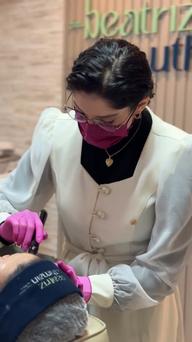 Dra. Beatriz aplicando o Protocoll no rosto de uma paciente