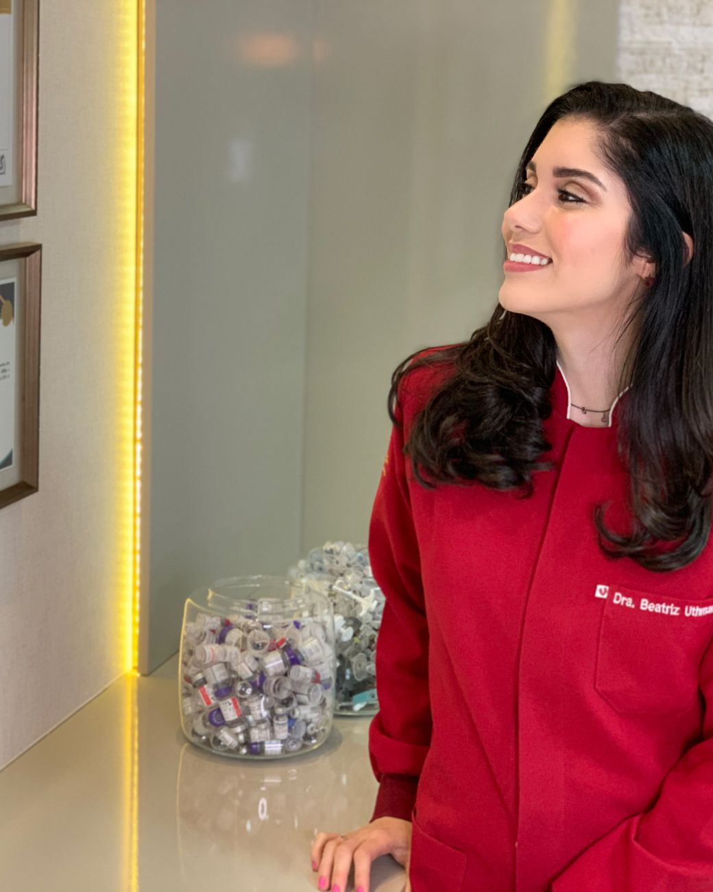 Dra. Beatriz no consultório recém-inaugurado, com os certificados na parede