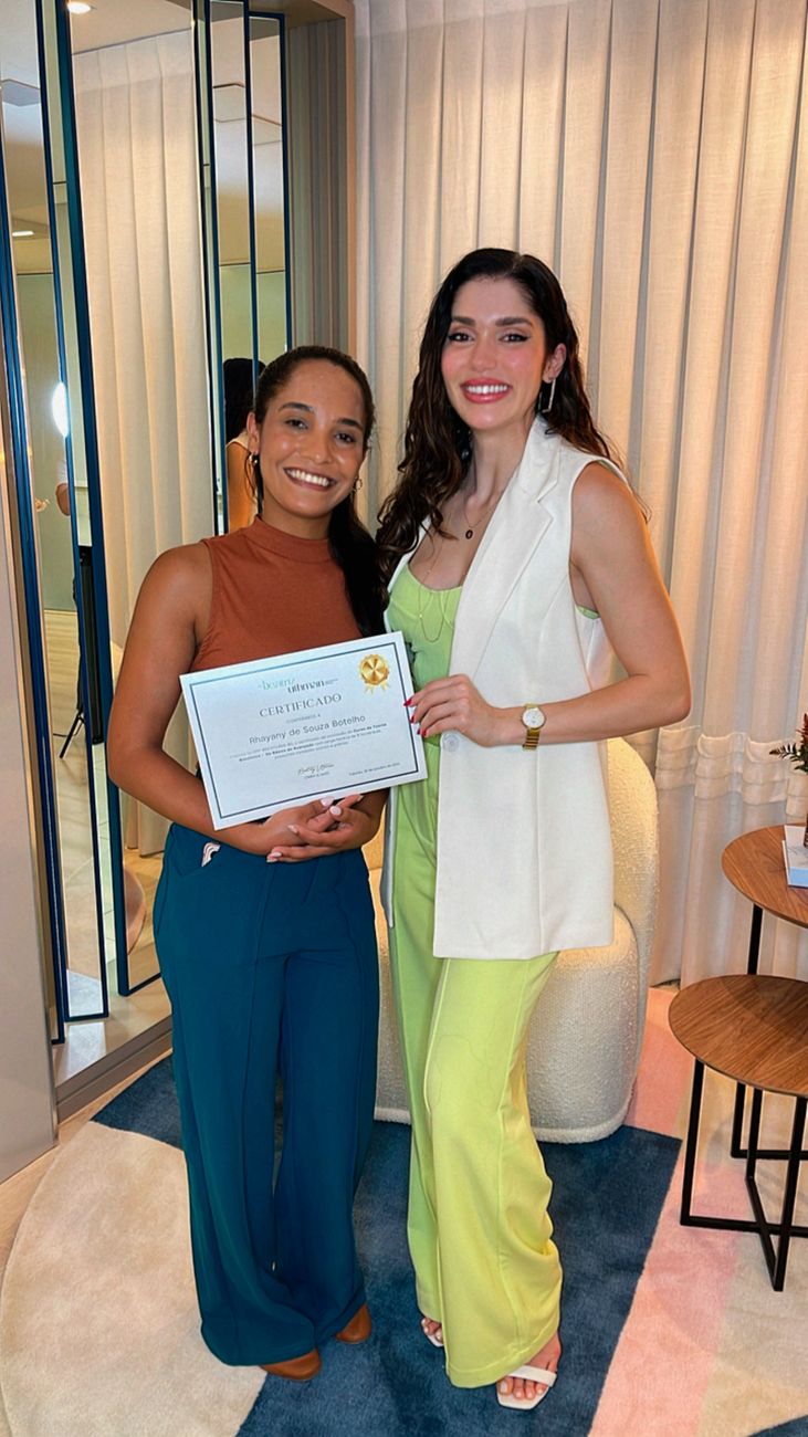 Dra. Beatriz entregando o certificado a uma aluna