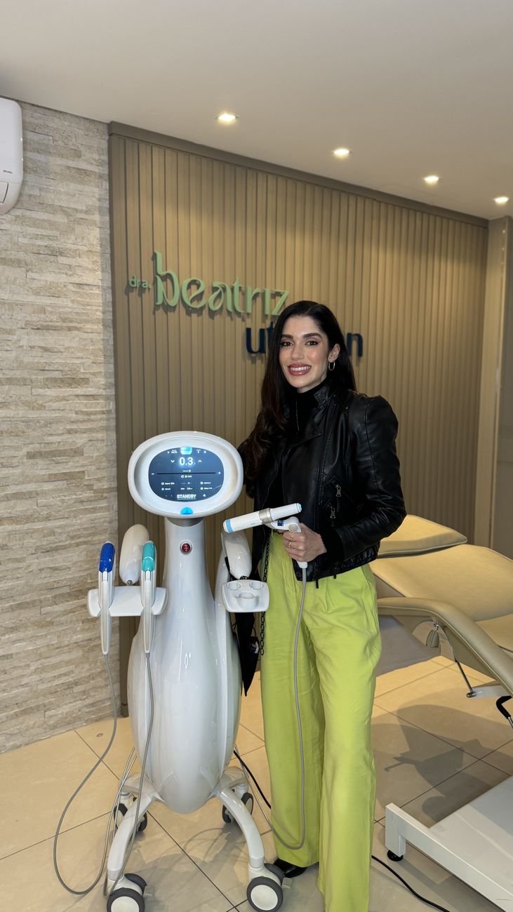 Dra. Beatriz ao lado do Ultraformer MPT no consultório